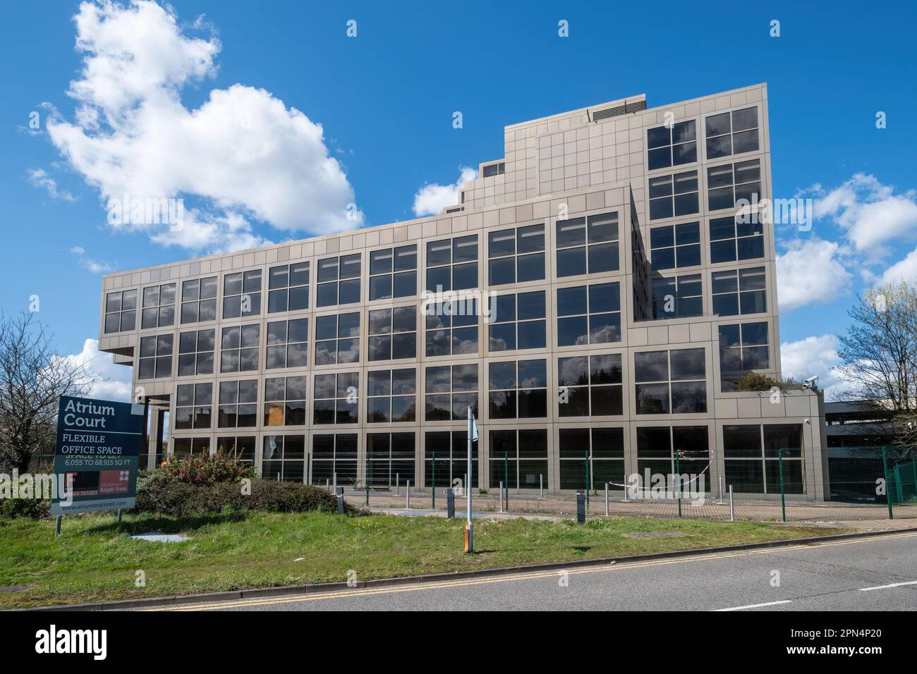 Atrium court immeuble de bureaux avec panneau publicitaire espace de bureau flexible, Bracknell Town, Berkshire, Angleterre, Royaume-Uni Banque D'Images
