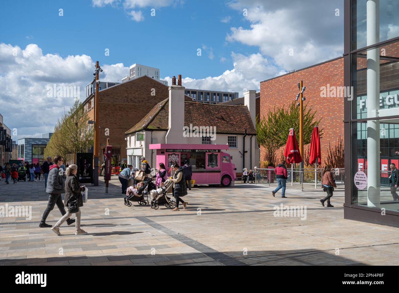 Le Lexicon Center à Bracknell, Berkshire, Angleterre, Royaume-Uni, lors d'une journée ensoleillée avec des gens qui font du shopping et se détendent Banque D'Images