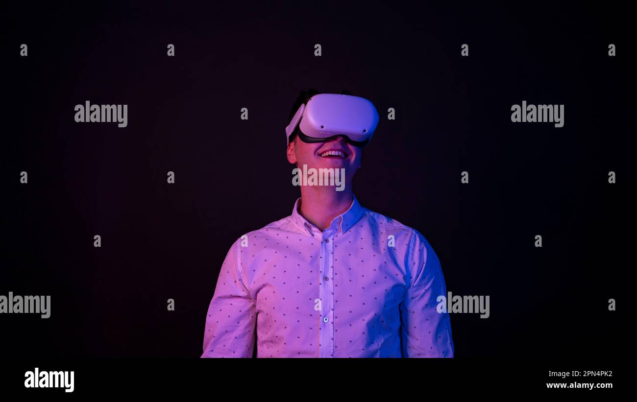 Homme explorant la réalité virtuelle Banque D'Images