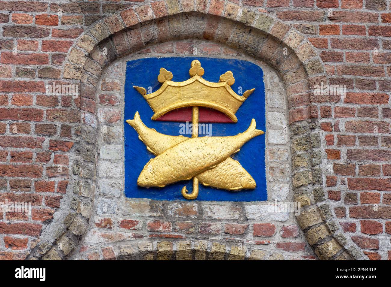 Poisson antique, crochet et cime de la couronne sur le bâtiment historique, Huidenvettersplein, Brugge (Bruges), province de Flandre Occidentale, région flamande, Belgique Banque D'Images