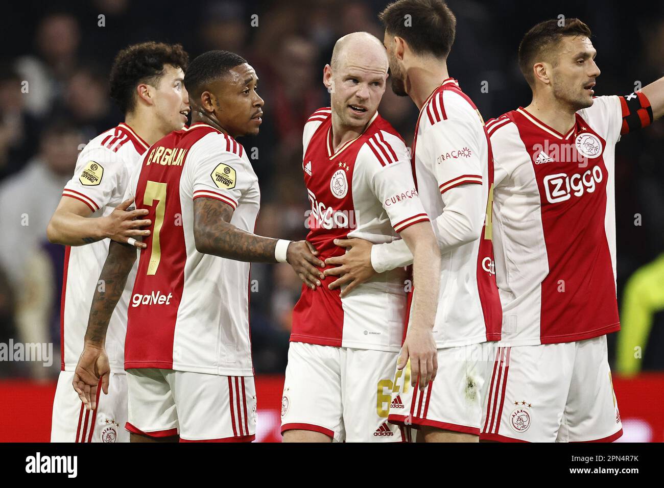 AMSTERDAM - (LR) Jorge Sanchez d'Ajax, Steven Bergwijn d'Ajax, Davy Klaassen d'Ajax, Florian Grillitsch d'Ajax, Dusan Tadic d'Ajax célèbrent le 2-0 lors du match néerlandais entre Ajax d'Amsterdam et le FC Emmen à la Johan Cruijff Arena sur 16 avril 2023 à Amsterdam, aux pays-Bas. ANP MAURICE VAN STONE Banque D'Images