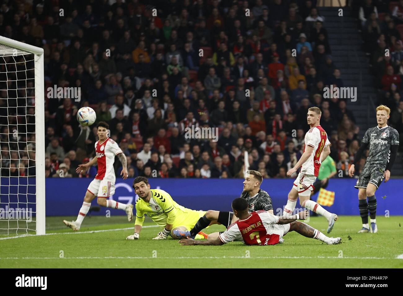 AMSTERDAM - (LR) Jorge Sanchez d'Ajax, le gardien de but du FC Emmen Mickey van der Hart, Mike te Wierik du FC Emmen, Steven Bergwijn d'Ajax marque le 2-0 lors du match hollandais entre Ajax Amsterdam et le FC Emmen à l'arène Johan Cruijff à 16 avril 2023, aux pays-Bas. ANP MAURICE VAN STONE Banque D'Images