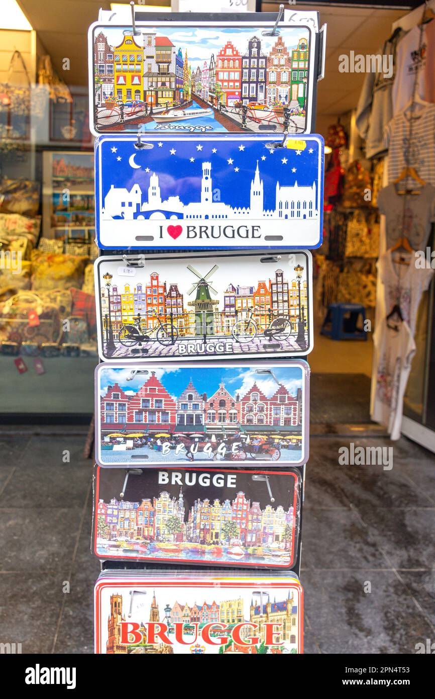 Vente de plaques de voiture souvenir Brugge, Katelijnestraat, Brugge (Bruges), province de Flandre Occidentale, région flamande, Belgique Banque D'Images