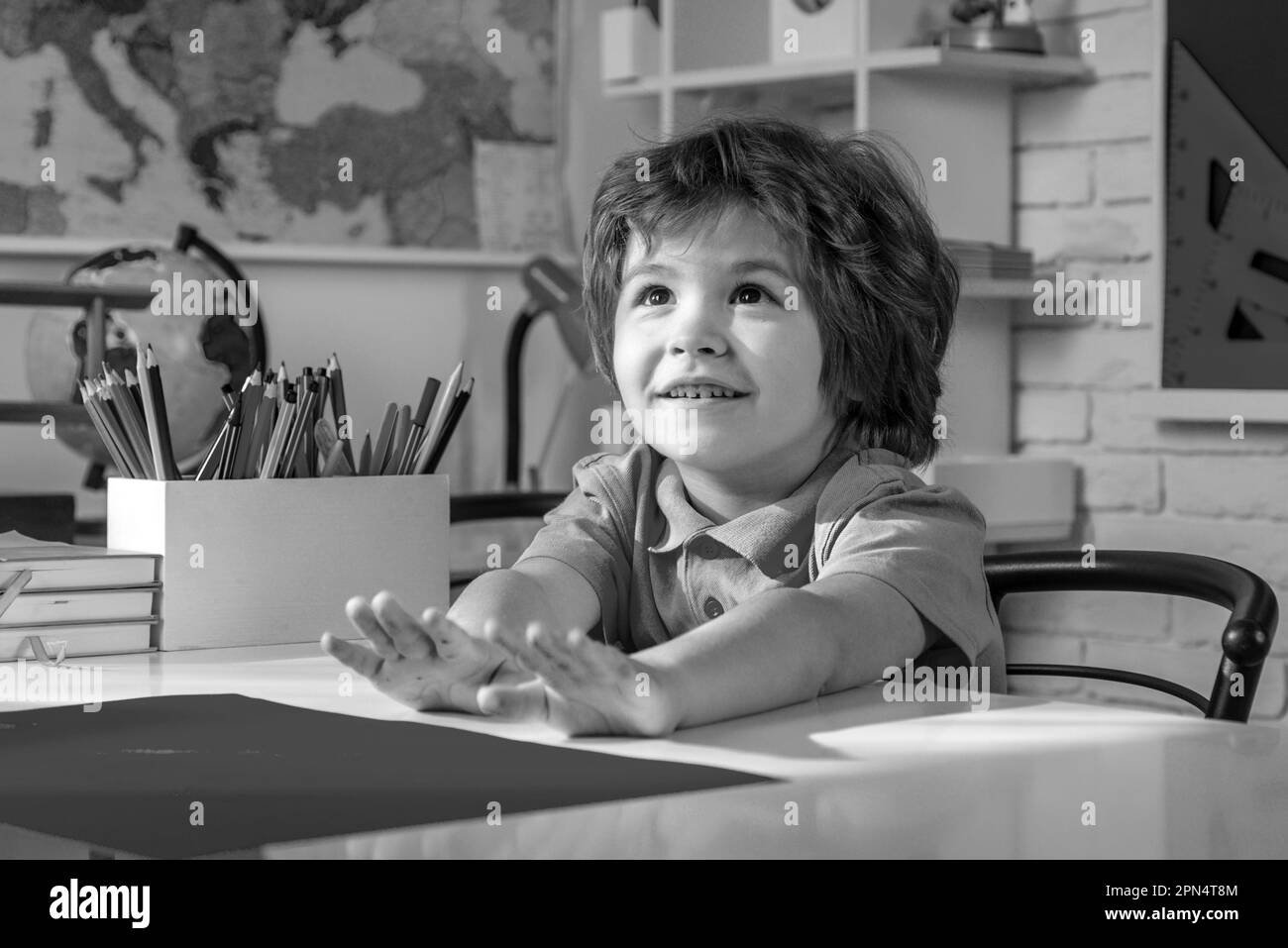 Enfant près du tableau noir dans la salle de classe de l'école. Processus éducatif. Les enfants sont prêts pour l'école. Banque D'Images