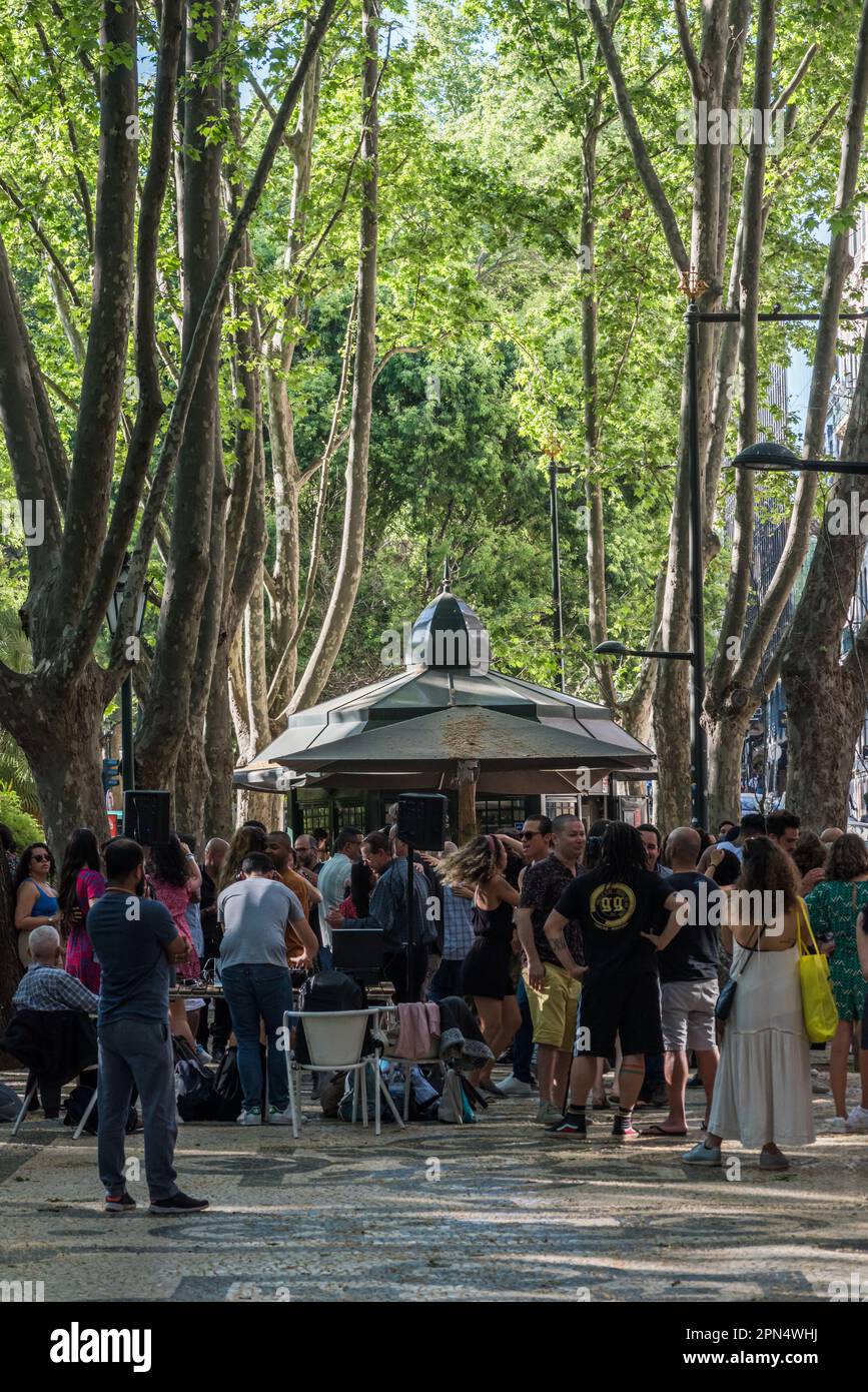 Lisbonne, Portugal - 16 avril 2023: Les gens dansent devant un kiosque rouge traditionnel sur l'Avenida da Liberdade à Lisbonne Banque D'Images