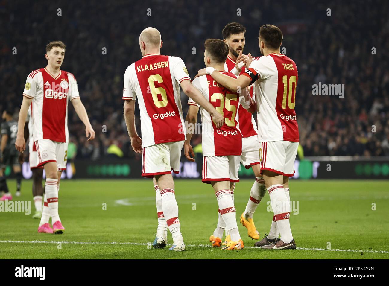 AMSTERDAM - (LR) Youri Baas d'Ajax, Owen Wijndal d'Ajax, Francisco Conceicao d'Ajax, Florian Grillitsch d'Ajax, Dusan Tadic d'Ajax célèbrent le 3-1 lors du match hollandais entre Ajax d'Amsterdam et le FC Emmen à l'arène Johan Cruijff à 16 avril 2023, aux pays-Bas. ANP MAURICE VAN STONE Banque D'Images
