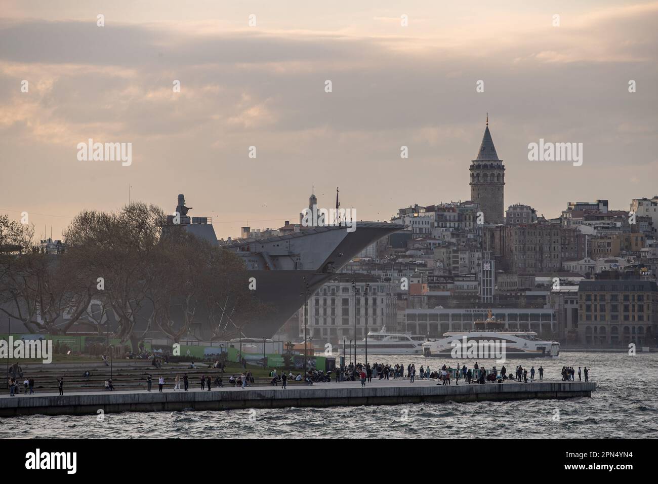 Istanbul, Turquie. 16th avril 2023. Le plus grand navire de guerre de Turquie, TCG Anadolu, avec la Tour de Galata en arrière-plan. Premier véhicule aérien sans pilote armé (SIHA) au monde et plus grand navire de guerre de Turquie, le navire d'assaut amphibie polyvalent TCG Anadolu jette l'ancre au port de Sarayburu alors qu'il ouvre pour une visite publique à Istanbul en Turquie. TCG Anadolu sera ouvert pour la visite entre 17-23 avril. Crédit : SOPA Images Limited/Alamy Live News Banque D'Images