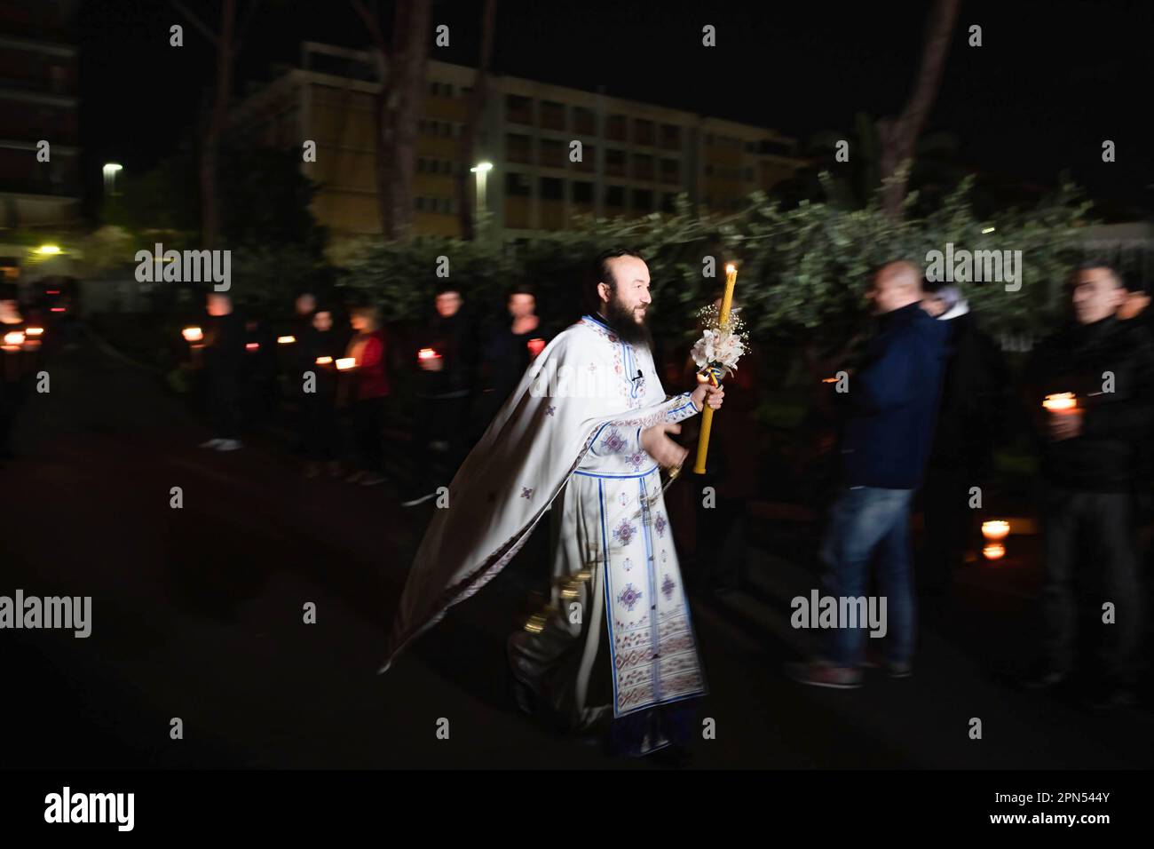 Daniel marche parmi les fidèles annonçant la Résurrection du Christ les fidèles de la paroisse de l'Annonciation, l'église fréquentée par les Roumains de la foi orthodoxe d'Ostia Lido, participent au rituel du feu sacré. Le rite du feu sacré, le samedi Saint des Églises qui suivent le calendrier Julien, au plus haut du Triduum de Pâques pour les fidèles orthodoxes du monde entier, A eu lieu de la même façon pendant au moins six siècles et date de l'Église de Constantine, au 4th siècle. C'est la suggestion de la flamme que de CHRI Banque D'Images