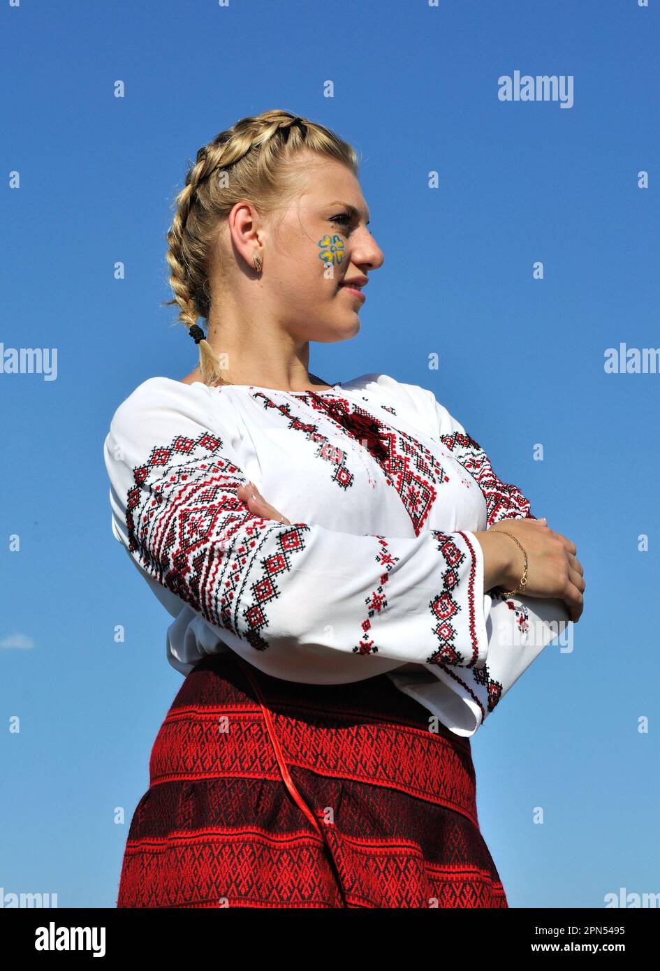 portrait extérieur de la jeune femme ukrainienne dans des vêtements traditionnels ukrainiens Banque D'Images