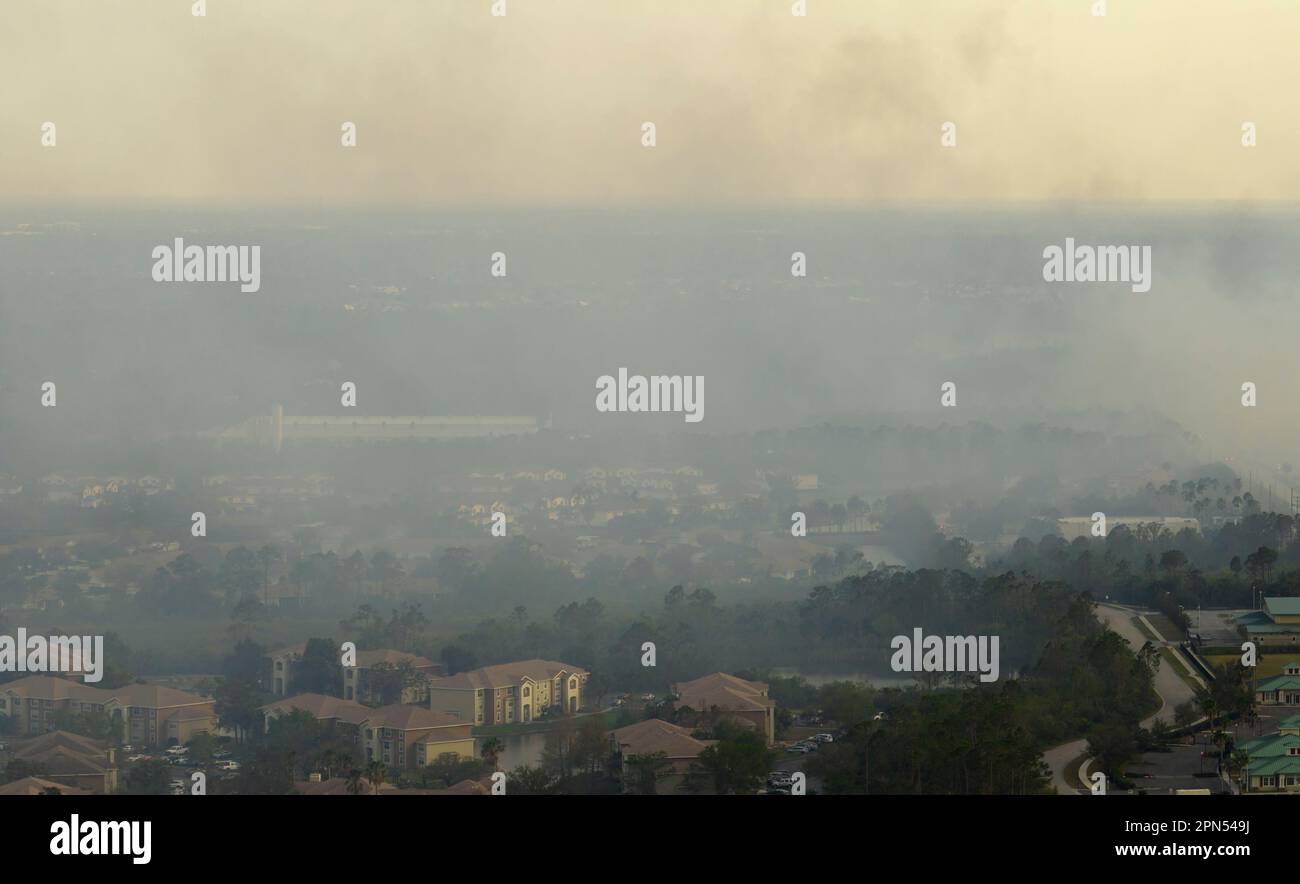 Vue depuis le dessus du lagre feu de forêt gravement brûlé dans la ville de North Port, Floride. Flammes chaudes dans une forêt avec une atmosphère polluante de fumée toxique Banque D'Images