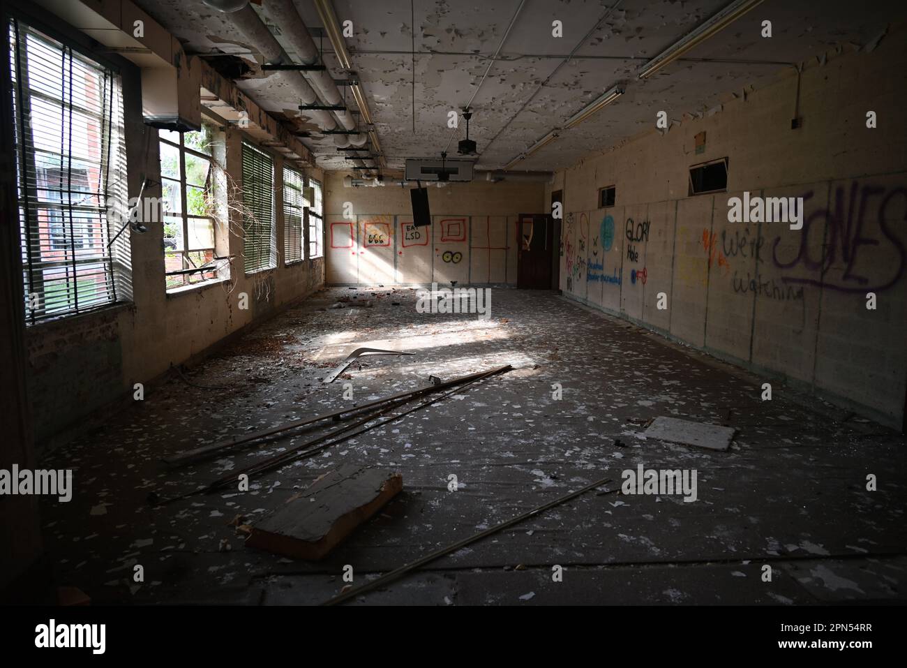 Une salle de classe en décomposition dans une école qui a été abandonnée depuis 2001. Banque D'Images
