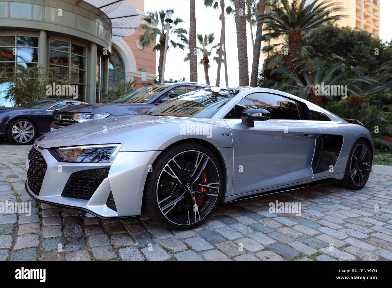 Monte-Carlo, Monaco - 16 avril 2023 : une superbe quattro gris Audi R8 coupé V10 performance garée à l'extérieur du luxueux hôtel Monte-Carlo Bay & Resor Banque D'Images