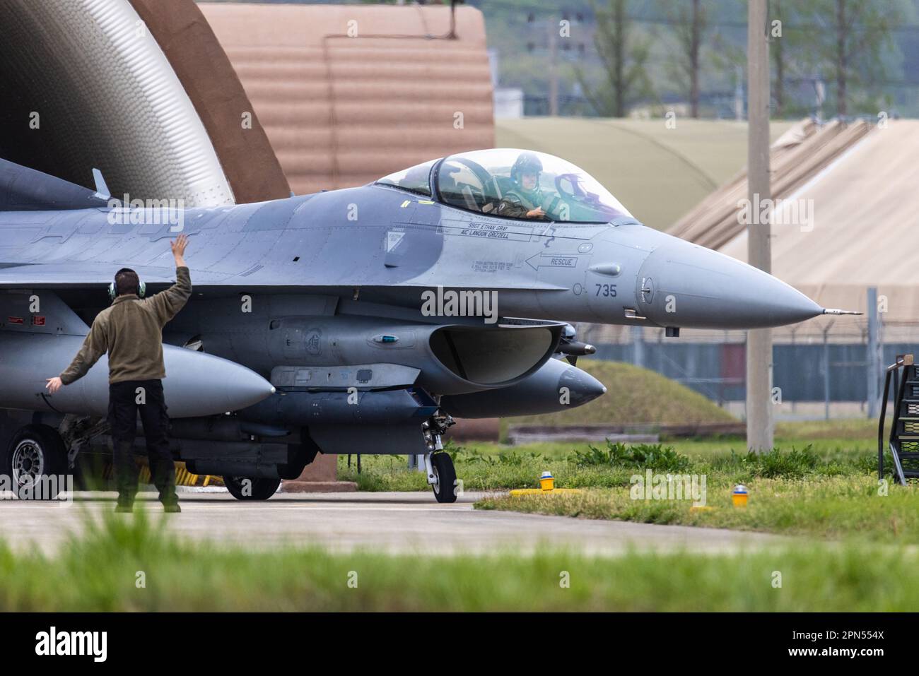 ÉTATS-UNIS Le capitaine de la Force aérienne Phil Warden, un pilote de faucon de combat F-16 de la 8th Escadre Fighter, à la base aérienne de Kunsan, en République de Corée, effectue des opérations post-vol au cours de l'exercice 2023 à Gwangju AB, ROK, 14 avril 2023. KFT 23 est un événement d'entraînement combiné axé sur l'exécution tactique des missions de combat et fait partie du programme d'entraînement annuel de routine de l'alliance ROK-États-Unis. (É.-U. Photo du corps marin par le Cpl Raymond Tong) Banque D'Images