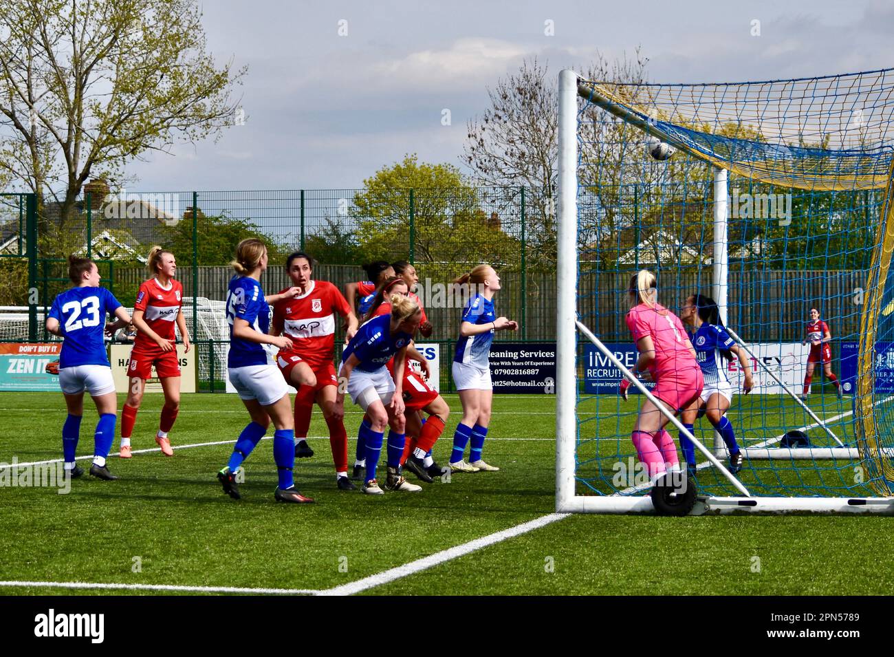 Teesside, Royaume-Uni. 16 avril 2023. Middlesbrough a frappé la barre transversale pendant le Middlesbrough Women FC et le Barnsley Women’s FC dans la FA Women’s National League Division One North. Les visiteurs ont gagné 0-2 au Map Group UK Stadium à Stockton-on-Tees malgré une bonne performance de la part de la maison. Crédit : Teesside Snapper/Alamy Live News Banque D'Images