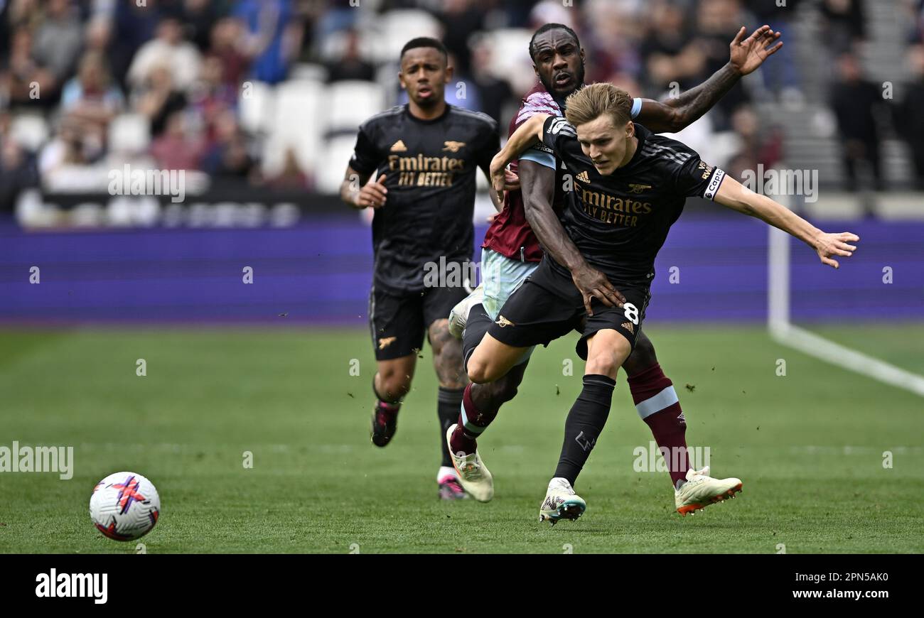 Londres, Royaume-Uni. 16th avril 2023. Michail Antonio (West Ham) et Martin Ødegaard (Arsenal) lors du match de West Ham contre Arsenal Premier League au London Stadium Stratford. Crédit : MARTIN DALTON/Alay Live News Banque D'Images