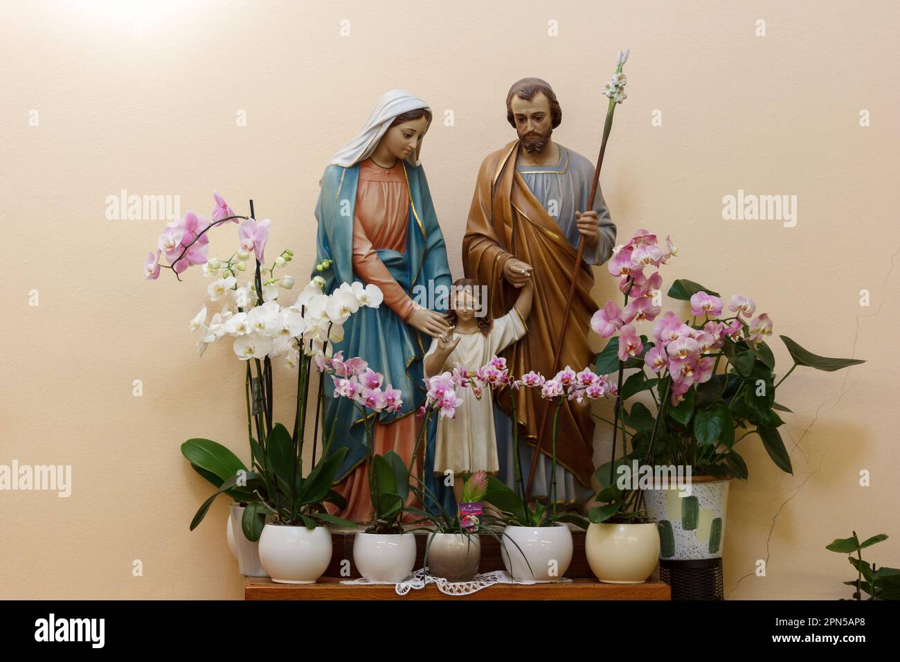 La statue de la Sainte famille - Jésus, Marie et Joseph dans la chapelle d'adoration à Medjugorje, Bosnie-Herzégovine. Banque D'Images