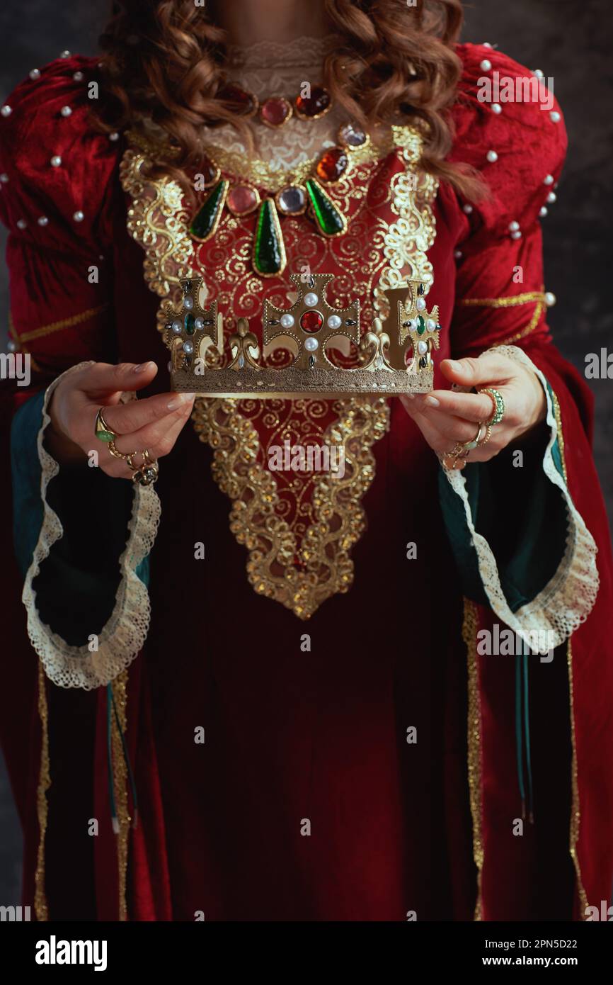 Gros plan sur la reine médiévale en robe rouge avec couronne. Banque D'Images