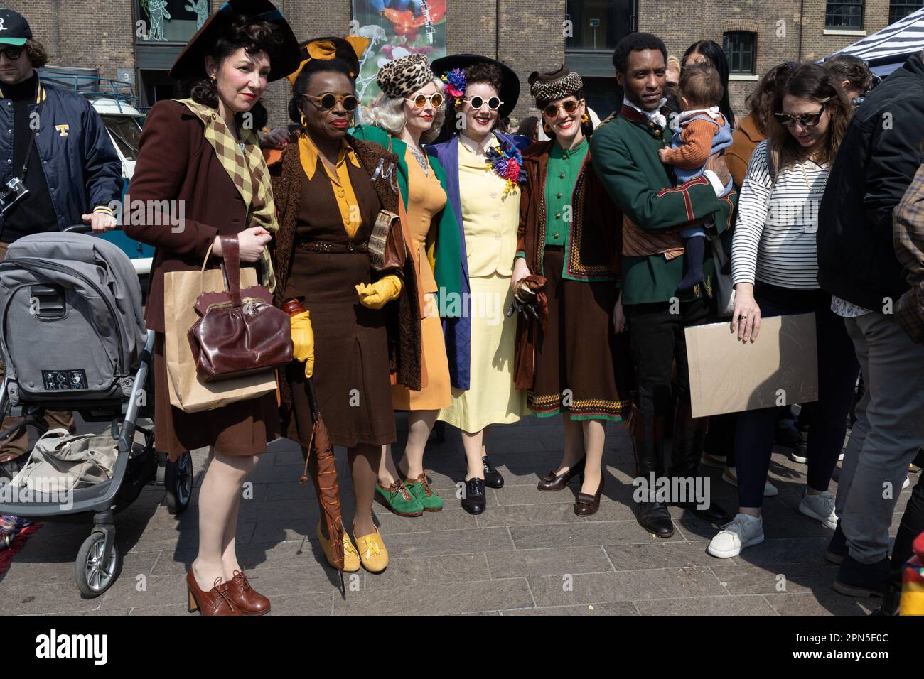 Londres Royaume-Uni - 15 avril 2023: Vente de bottes de voiture classique par Vintage. Festival rétro. Les gens qui vendent des vêtements vintage, des bijoux de biens, des articles pour la maison sur leur classe Banque D'Images