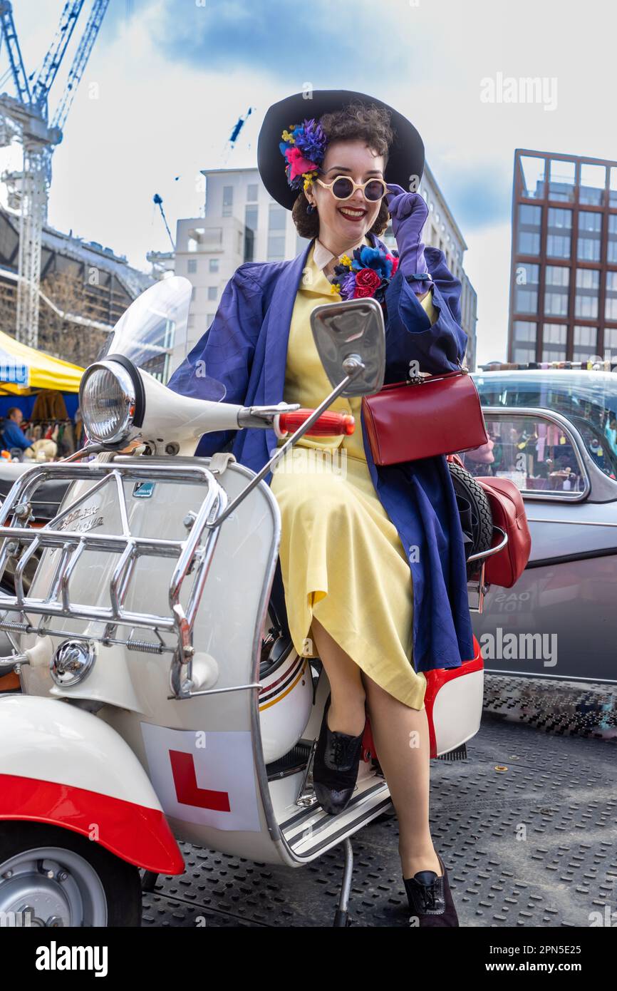 Londres Royaume-Uni - 15 avril 2023: Vente de bottes de voiture classique par Vintage. Festival rétro. Les gens qui vendent des vêtements vintage, des bijoux de biens, des articles pour la maison sur leur classe Banque D'Images