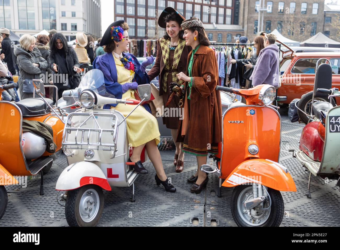 Londres Royaume-Uni - 15 avril 2023: Vente de bottes de voiture classique par Vintage. Festival rétro. Les gens qui vendent des vêtements vintage, des bijoux de biens, des articles pour la maison sur leur classe Banque D'Images