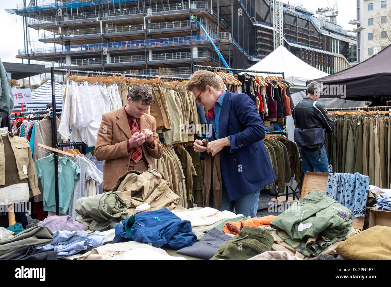 Londres Royaume-Uni - 15 avril 2023: Vente de bottes de voiture classique par Vintage. Festival rétro. Les gens qui vendent des vêtements vintage, des bijoux de biens, des articles pour la maison sur leur classe Banque D'Images