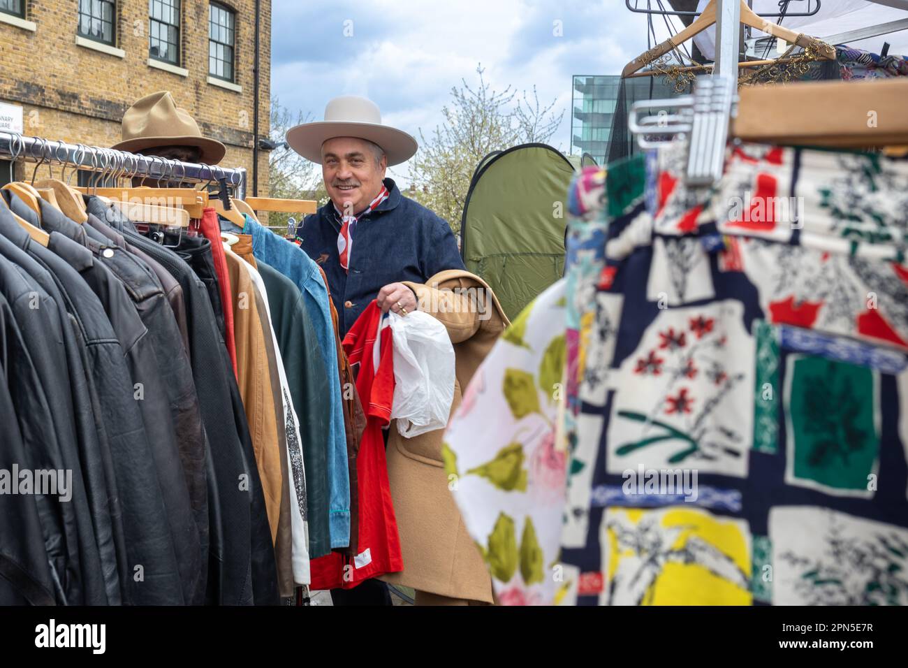 Londres Royaume-Uni - 15 avril 2023: Vente de bottes de voiture classique par Vintage. Festival rétro. Les gens qui vendent des vêtements vintage, des bijoux de biens, des articles pour la maison sur leur classe Banque D'Images