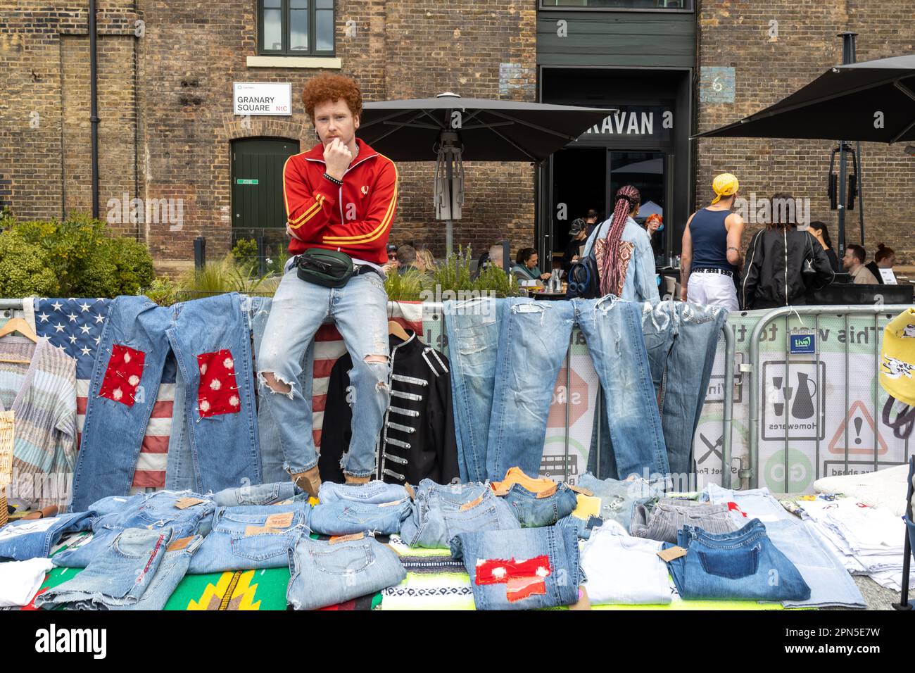 Londres Royaume-Uni - 15 avril 2023: Vente de bottes de voiture classique par Vintage. Festival rétro. Les gens qui vendent des vêtements vintage, des bijoux de biens, des articles pour la maison sur leur classe Banque D'Images