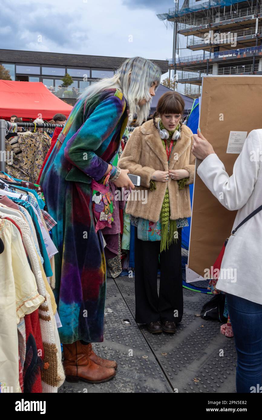 Londres Royaume-Uni - 15 avril 2023: Vente de bottes de voiture classique par Vintage. Festival rétro. Les gens qui vendent des vêtements vintage, des bijoux de biens, des articles pour la maison sur leur classe Banque D'Images