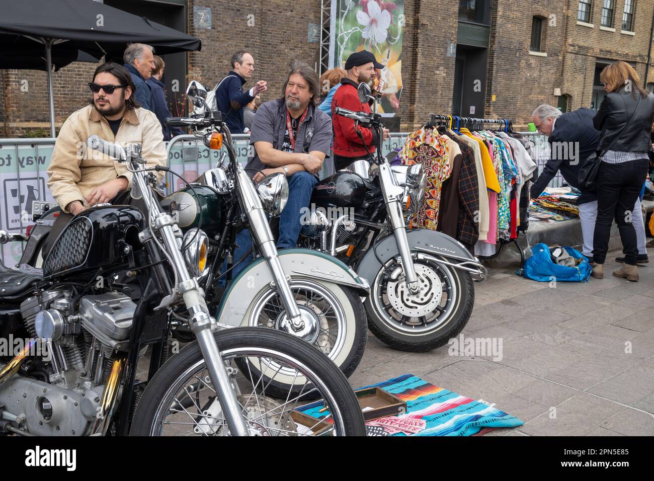 Londres Royaume-Uni - 15 avril 2023: Vente de bottes de voiture classique par Vintage. Festival rétro. Les gens qui vendent des vêtements vintage, des bijoux de biens, des articles pour la maison sur leur classe Banque D'Images