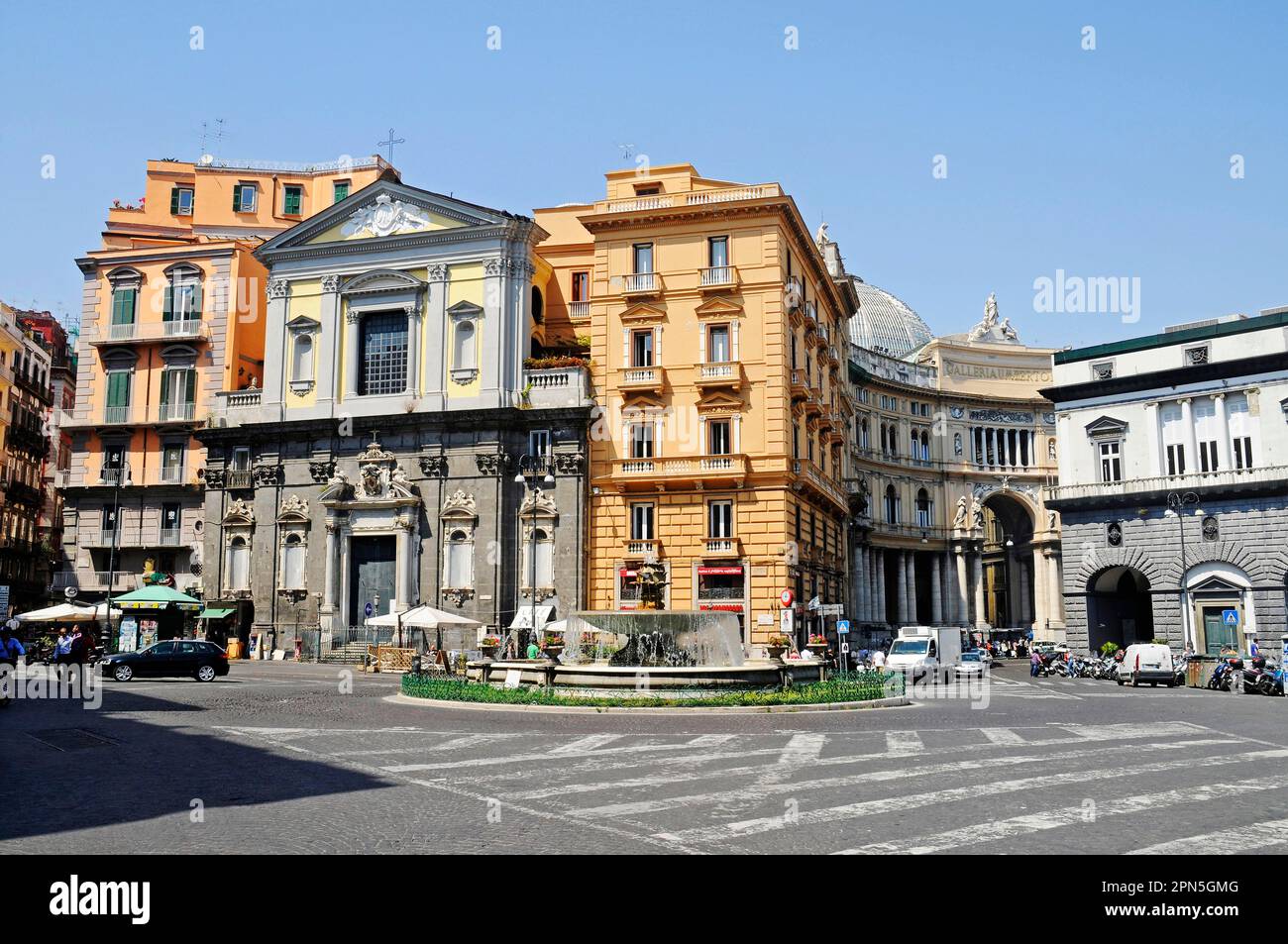 Piazza Trieste e Trento, place, Eglise San Ferdinando, Galleria Umberto I, Galerie, Arcade commerciale, Naples, Campanie, Italie Banque D'Images