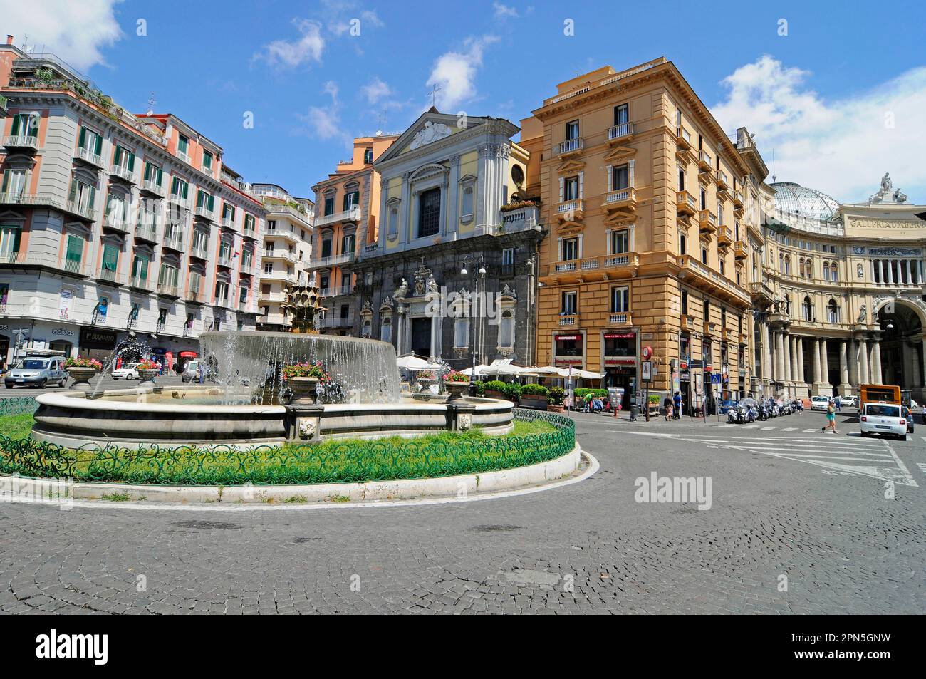 Piazza Trieste e Trento, place, Eglise San Ferdinando, Galleria Umberto I, Galerie, Arcade commerciale, Naples, Campanie, Italie Banque D'Images