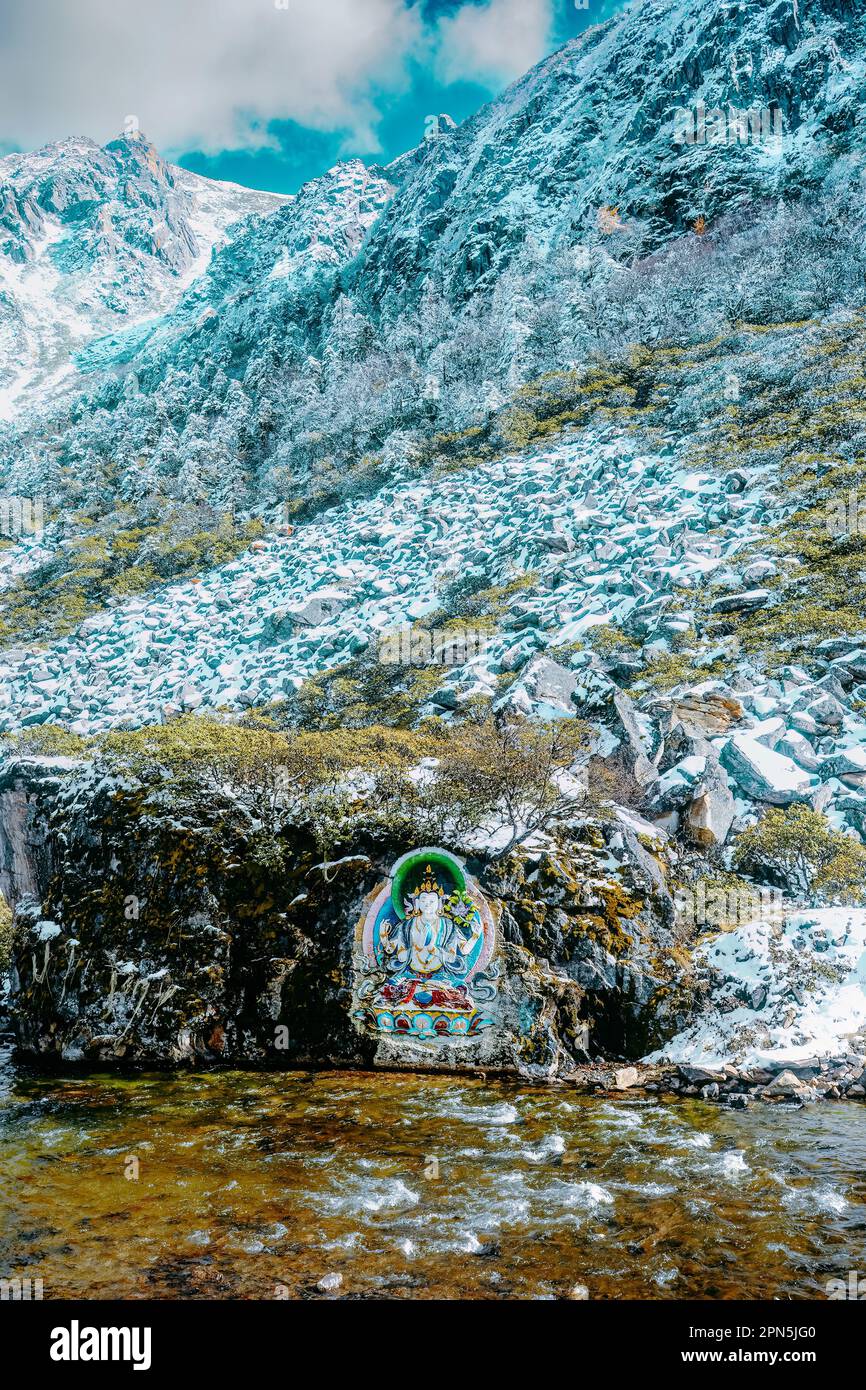 Sculptures en pierre peintes de statues de Bouddha tibétain dans les hautes montagnes du Sichuan occidental, Chine, très majestueux Banque D'Images