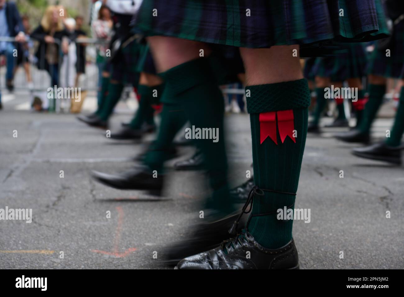 New York, New York, États-Unis. 15th avril 2023. Les participants à l'uniforme écossais traditionnel défilent à la parade du jour du tartan de New York en 25th pour célébrer la culture écossaise. (Credit image: © Edna Leshowitz/ZUMA Press Wire) USAGE ÉDITORIAL SEULEMENT! Non destiné À un usage commercial ! Crédit : ZUMA Press, Inc./Alay Live News Banque D'Images