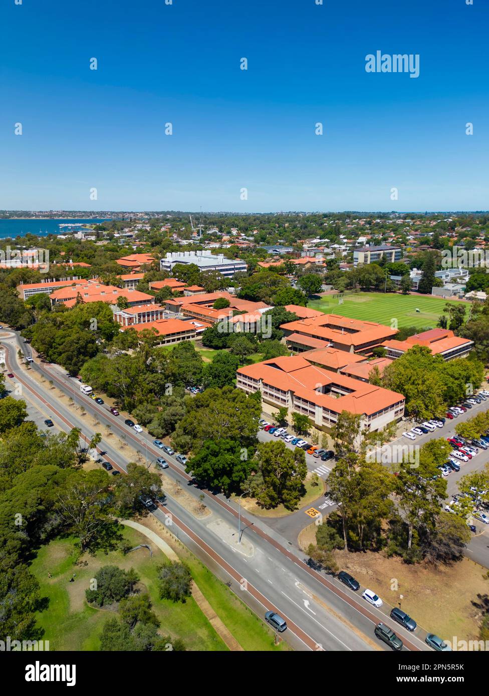 Photo verticale aérienne du campus de l'Université de l'Australie occidentale à Perth Banque D'Images