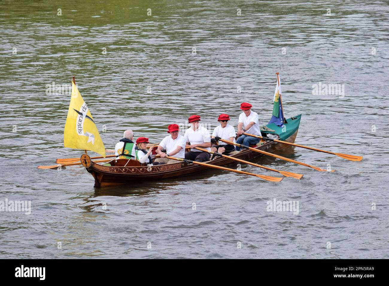 Londres, Royaume-Uni. 16th avril 2023. Les navires participant au Tudor passent par Richmond. La cérémonie annuelle d'aviron des coupeuses de la Tamise pour transporter une section d'un ancien tuyau d'eau, connu sous le nom de « Stela » de Hampton court à la Tour de Londres, où il est donné au gouverneur pour la garde. Crédit : onzième heure Photographie/Alamy Live News Banque D'Images