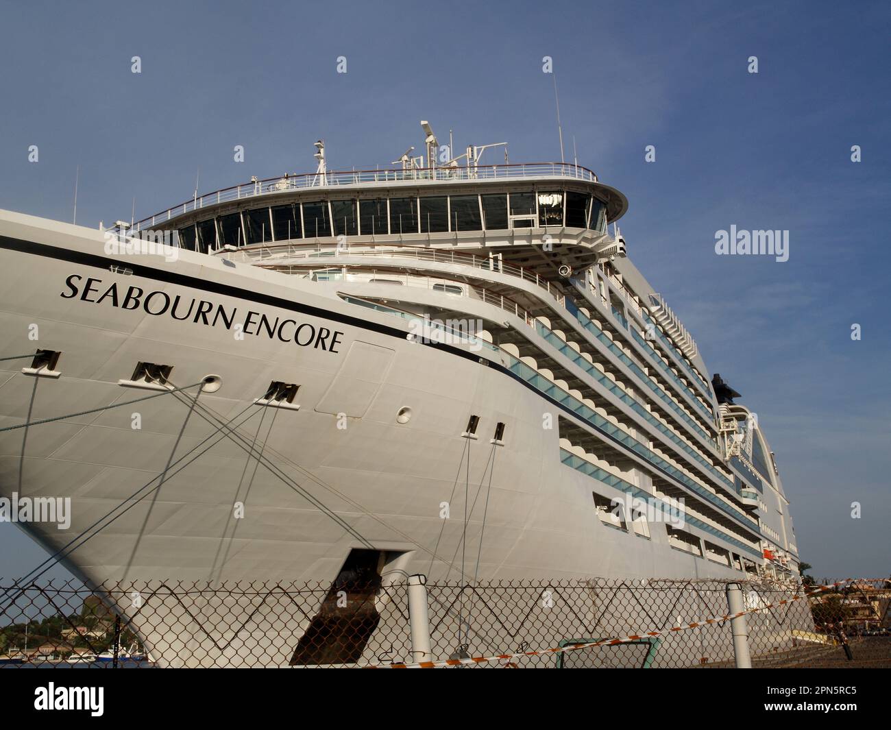 Bateau de croisière Seabourn encore au port de Corfou, Kerkyra, Grèce Banque D'Images