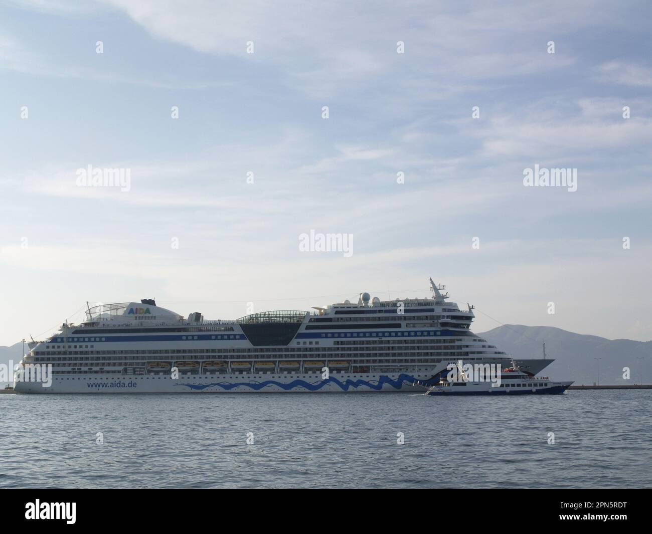 Bateau de croisière AIDAblu dans le port de Corfou, Kerkyra, Grèce. Banque D'Images