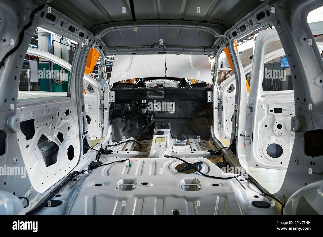 Nouvelle carrosserie d'automobile vide dans un atelier d'assemblage de façade Banque D'Images