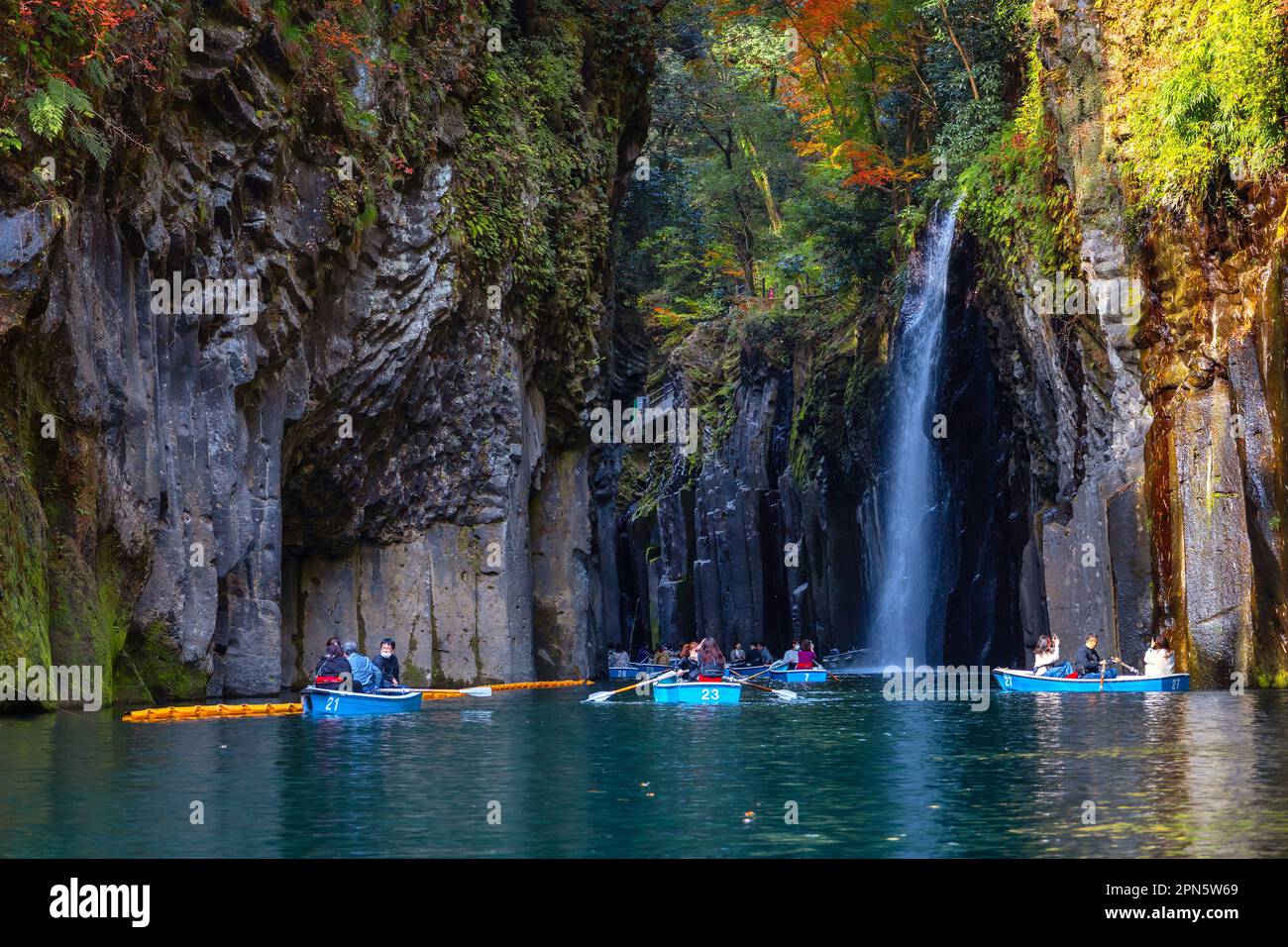 Miyazaki, Japon - novembre 24 2022 : la gorge de Takachiho est un étroit gouffre coupé à travers la roche par la rivière Gokase, de nombreuses activités pour les touristes comme le rowi Banque D'Images