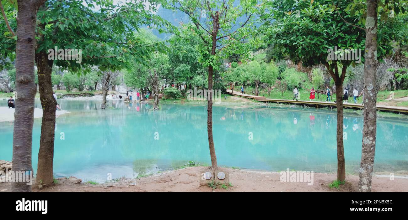 Beauté touristique du lac Yuye dans la vallée de la Lune Bleue Banque D'Images