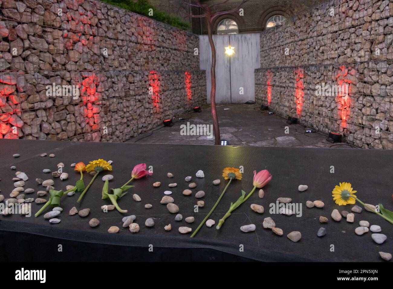 Budapest. 16th avril 2023. Des fleurs et des pierres commémoratives sont vues à un mémorial de l'Holocauste à Budapest, Hongrie, sur 16 avril 2023. Credit: Attila Volgyi/Xinhua/Alay Live News Banque D'Images