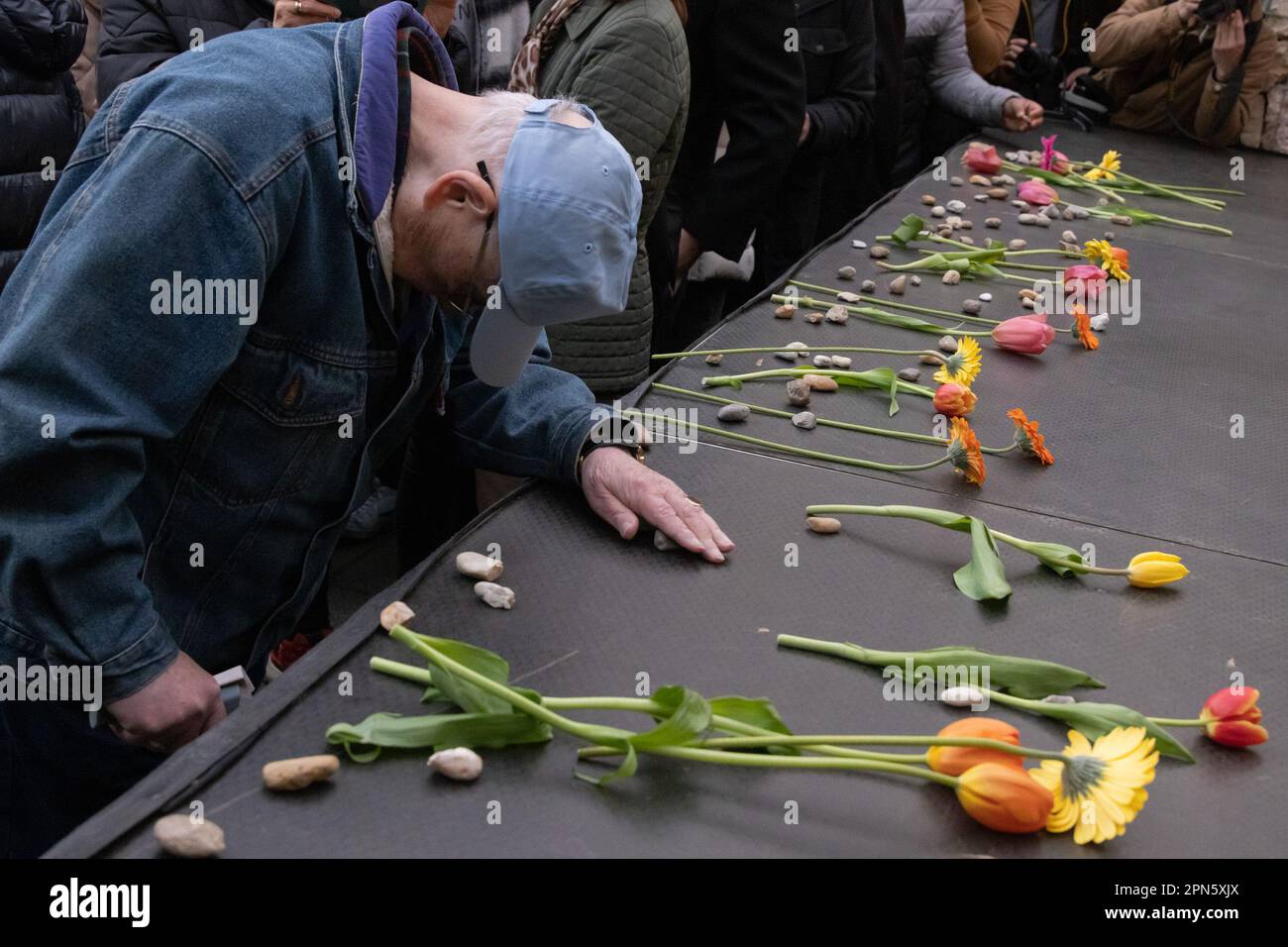 Budapest. 16th avril 2023. Un homme pose une pierre de commémoration à un mémorial de l'Holocauste à Budapest, en Hongrie, sur 16 avril 2023. Credit: Attila Volgyi/Xinhua/Alay Live News Banque D'Images