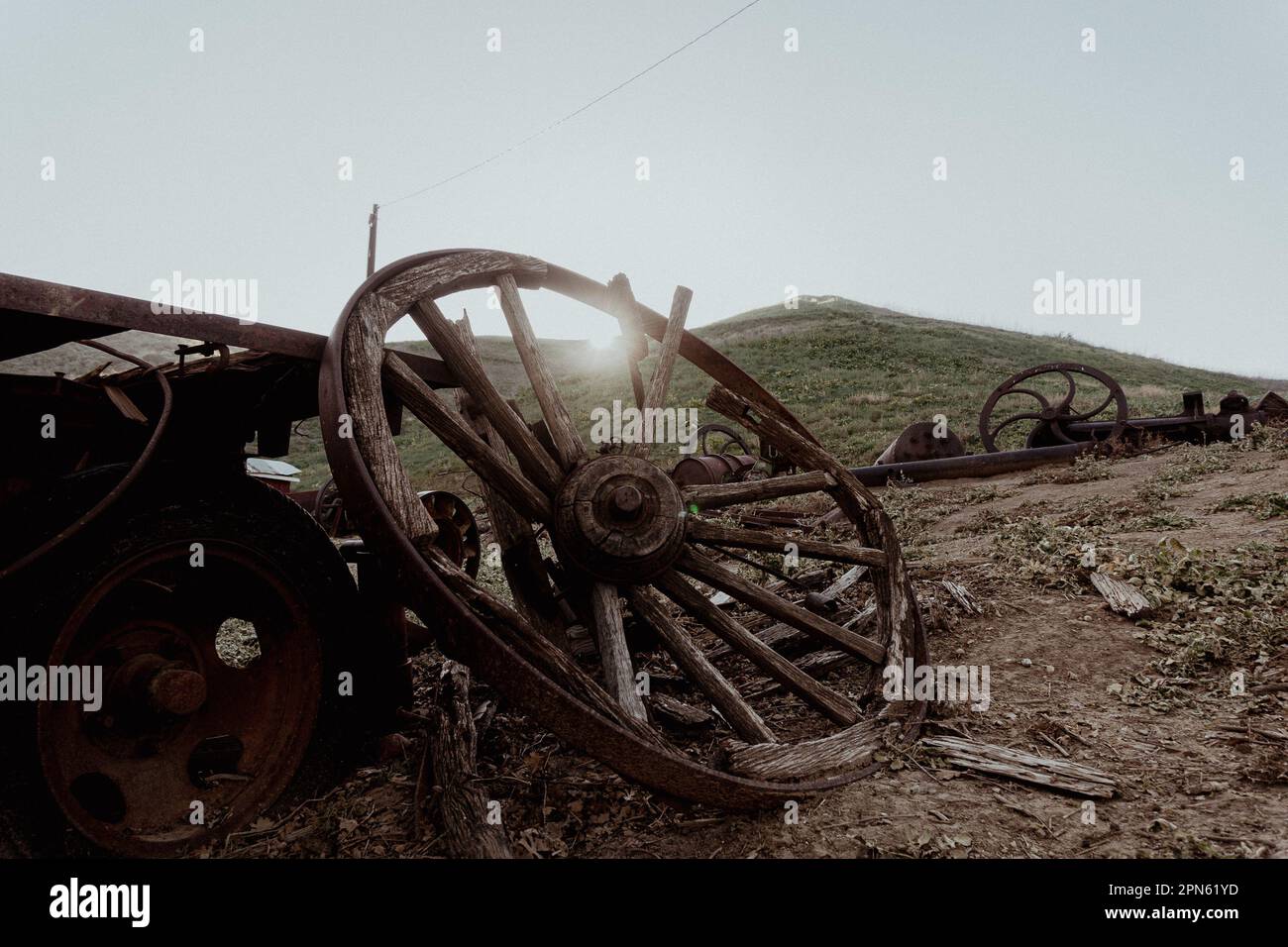 Une roue de wagon cassée parmi les vieux équipements rouillés sur une colline à côté de Mentryville, le bourg pétroliautant où Chevron a commencé dans les collines au nord de Los Angeles. Banque D'Images