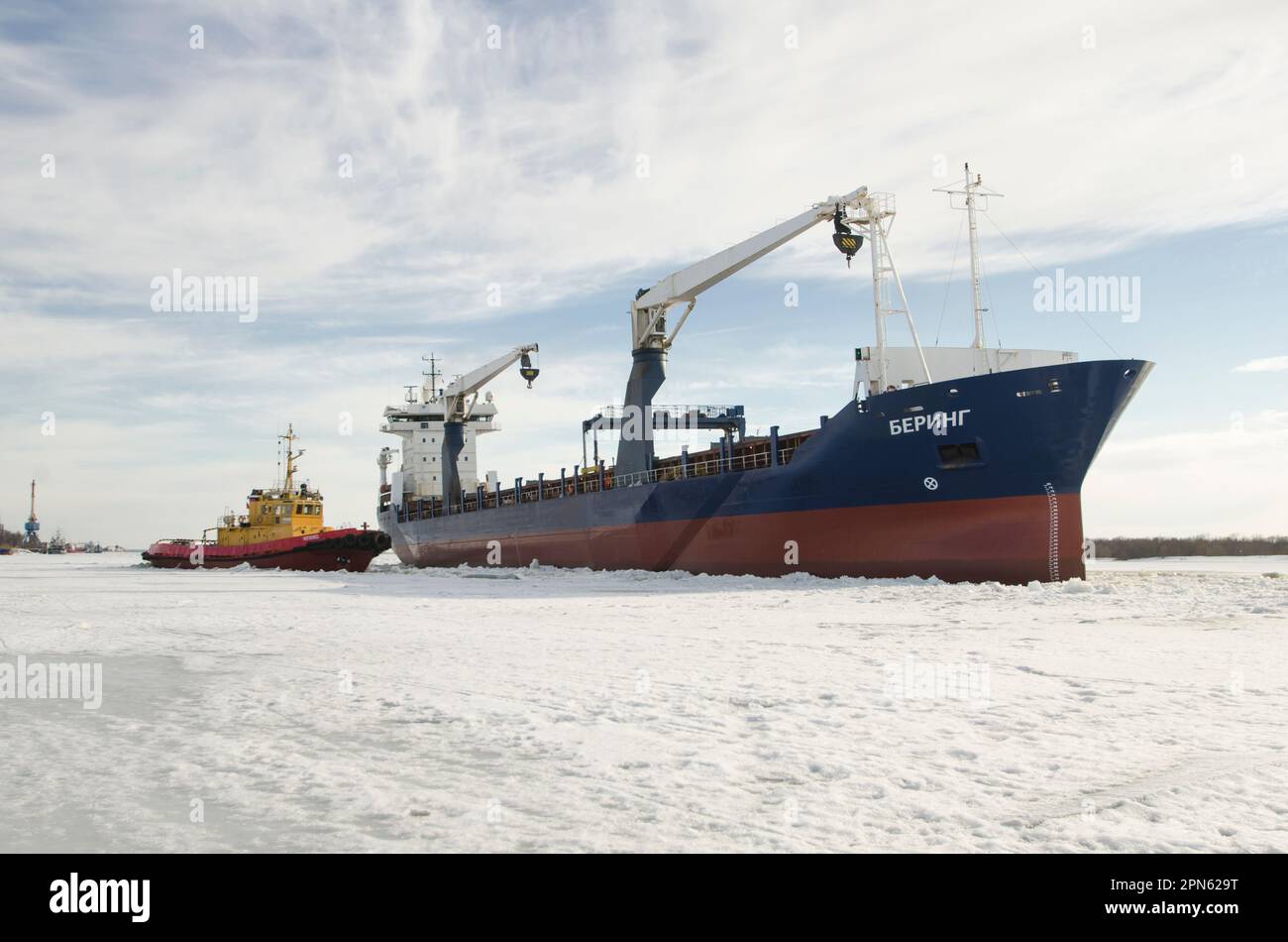 Avril 2023 - Arkhangelsk. Un énorme cargo 'Bering' au milieu de la glace blanche. Un cargo vide. Russie, région d'Arkhangelsk Banque D'Images