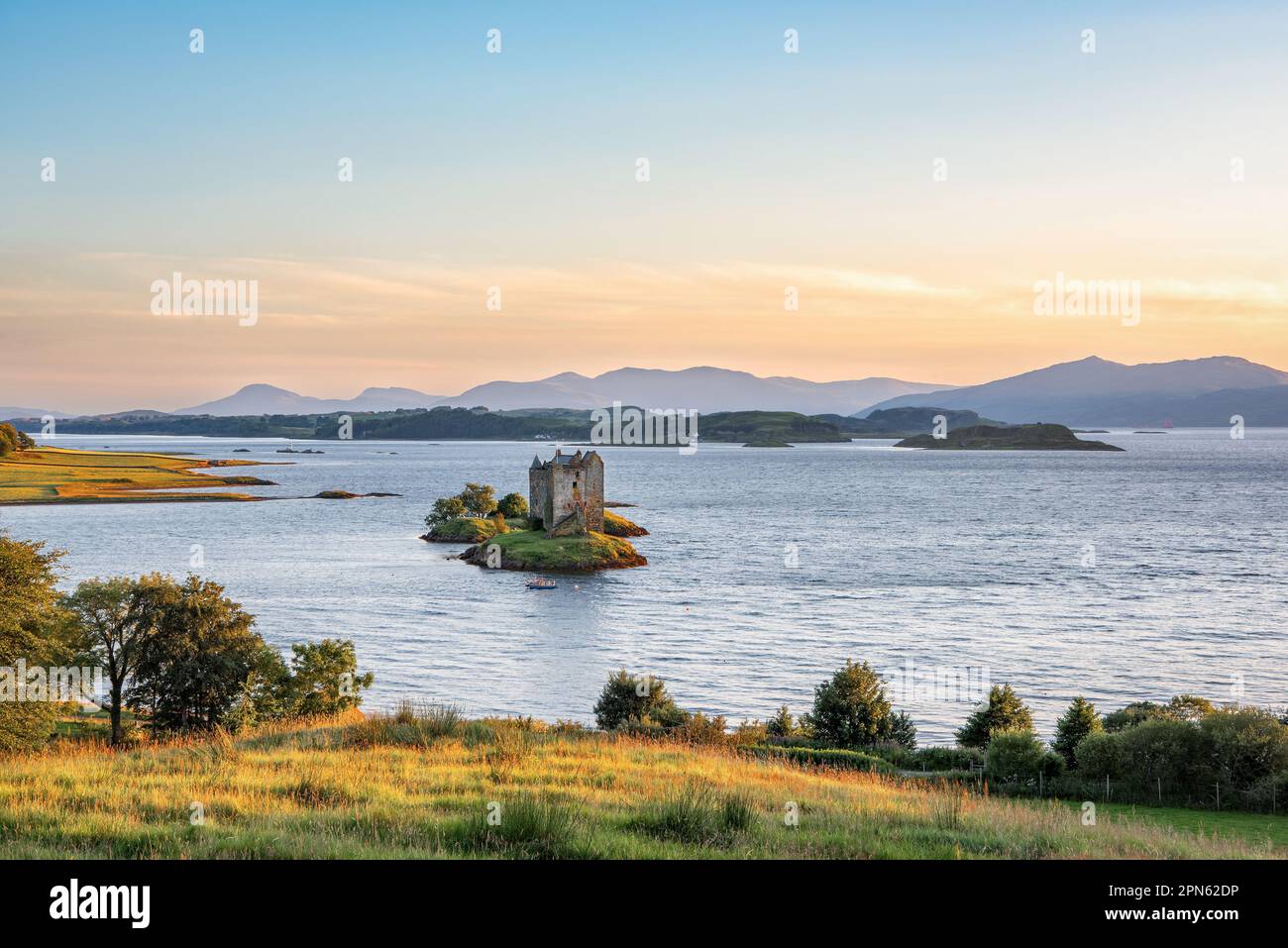 Vue aérienne sur le Loch Linnhe et le château de Stalker sur la petite