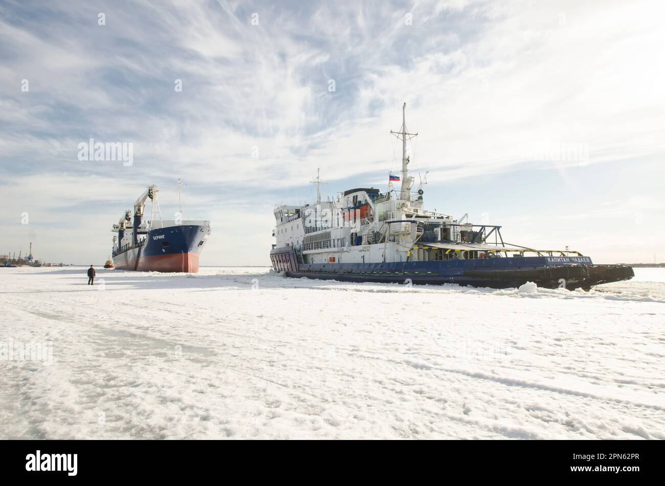 Avril 2023 - Arkhangelsk. Navire à cargaison sèche 'Bering' et brise-glace 'Captain Chaadaev'. Opérations de déglaçage sur la rivière Dvina du Nord. Russie, Arkh Banque D'Images