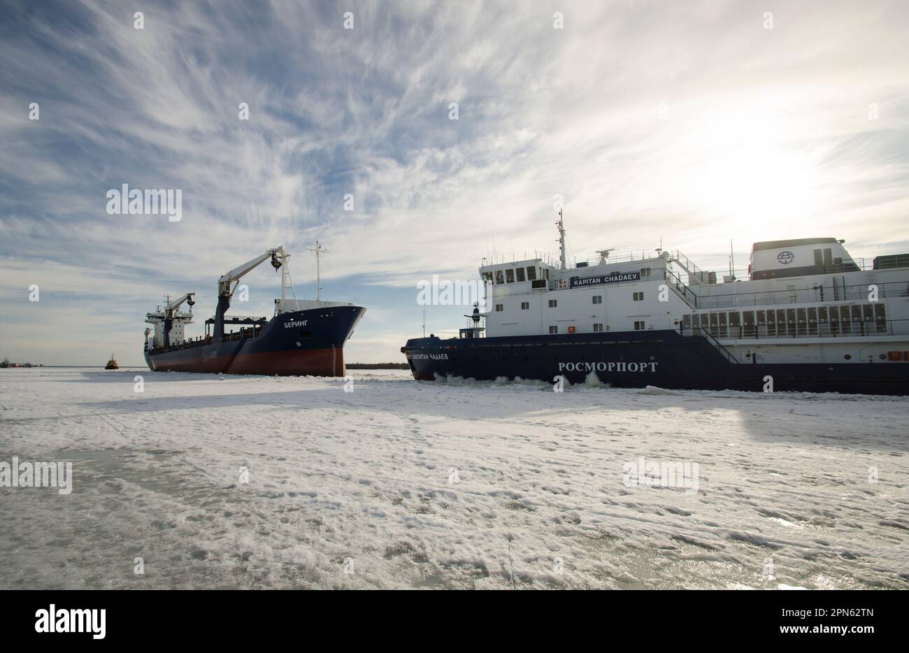 Avril 2023 - Arkhangelsk. Navire à cargaison sèche 'Bering' et brise-glace 'Captain Chaadaev'. Opérations de déglaçage sur la rivière Dvina du Nord. Russie, Arkh Banque D'Images