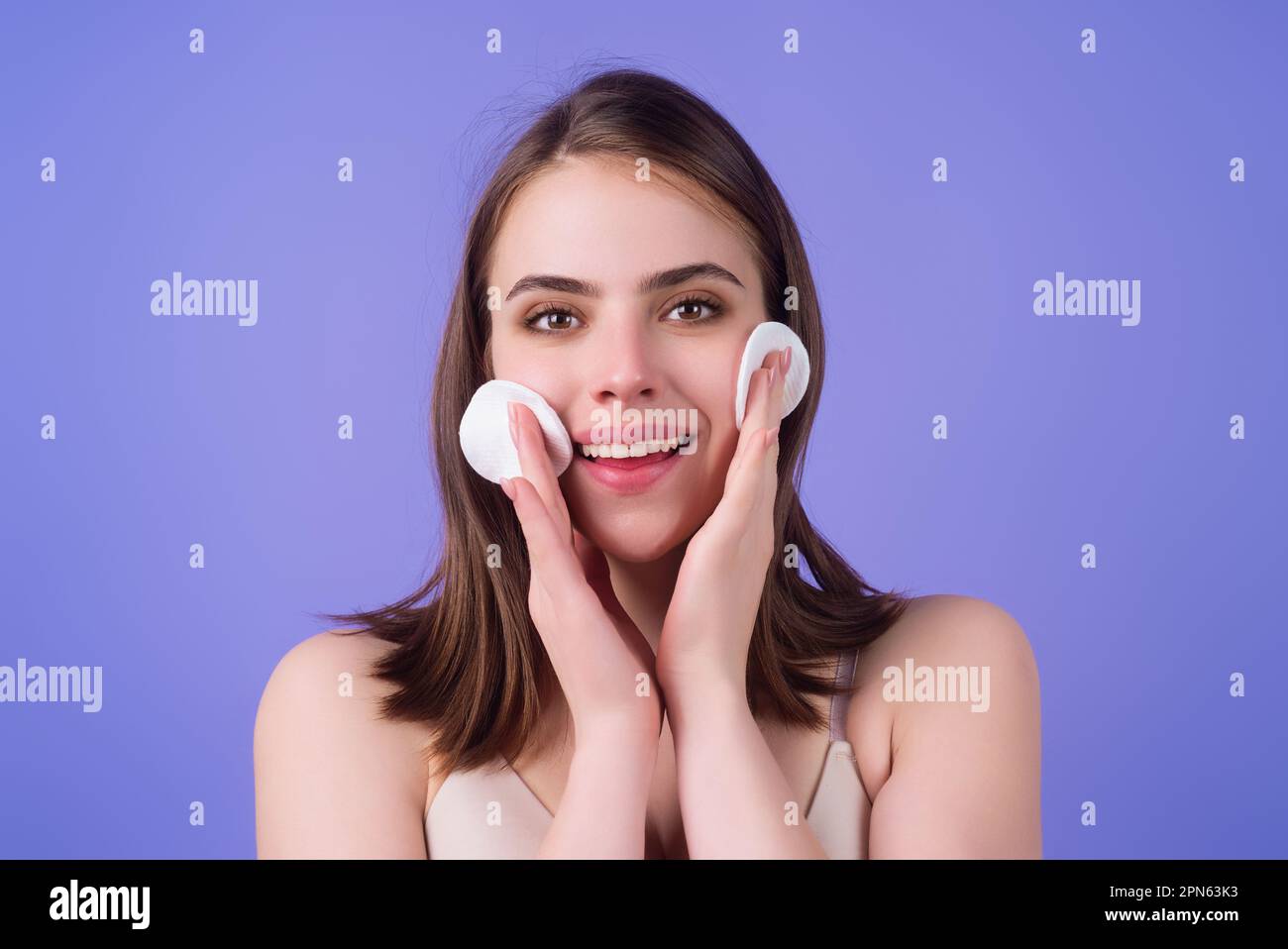 Jeune femme lave son visage avec un coton-tige les cosmétiques. Clinique.  Le nettoyage de la peau du visage avec un coton. Maquillage de lavage Photo  Stock - Alamy