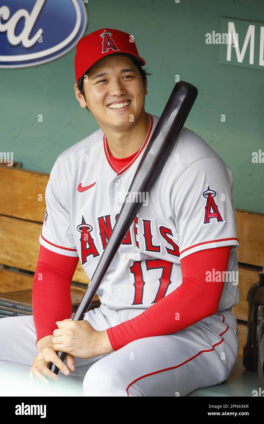 Shohei Ohtani, joueur à deux sens des Anges de Los Angeles, sourit avant un match de baseball contre le Red Sox de Boston au Fenway Park à Boston sur 16 avril 2023. (Kyodo)==Kyodo photo via crédit: Newscom/Alay Live News Banque D'Images