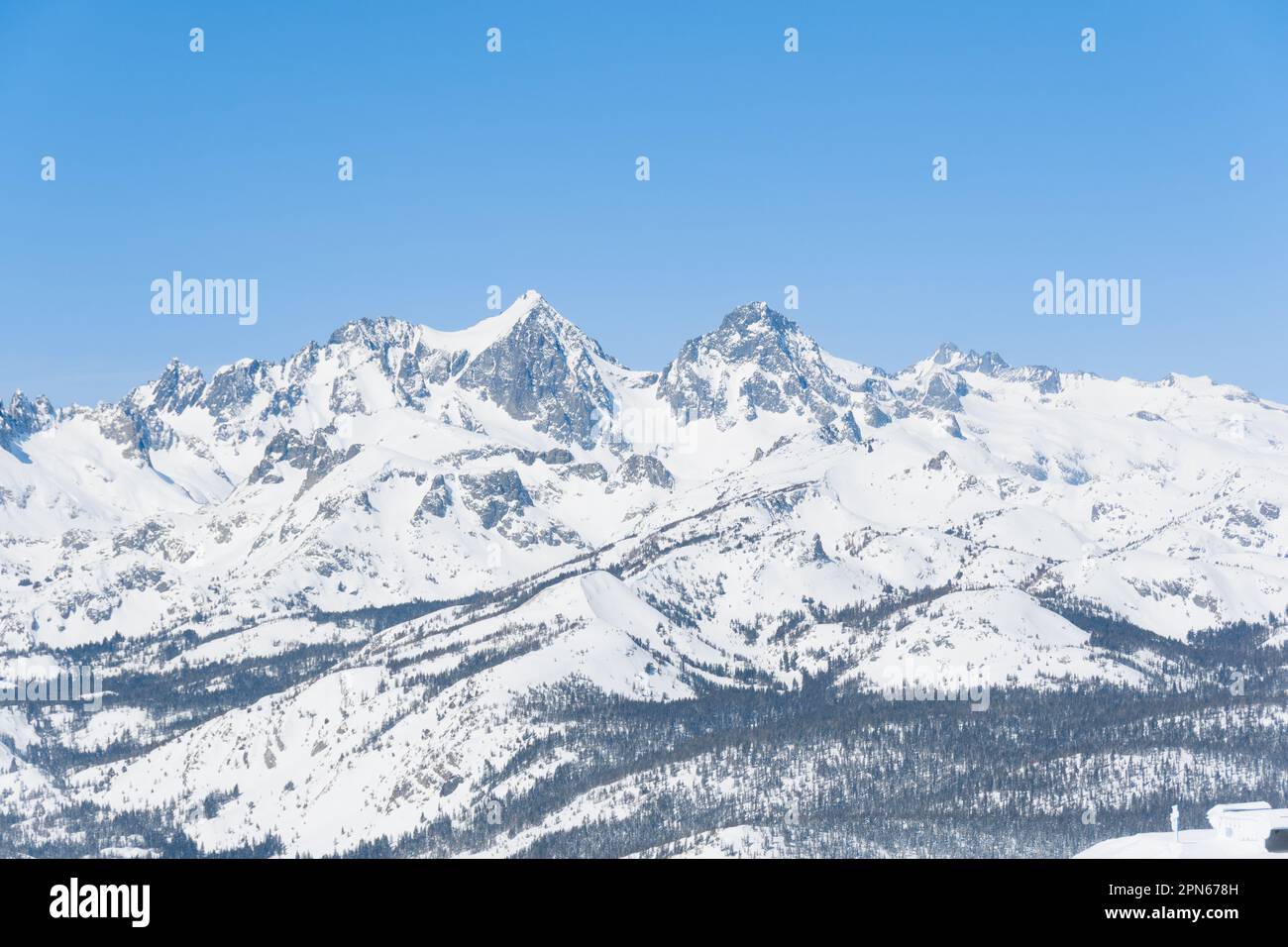 Une vue sur les montagnes californiennes de la Sierra Nevada recouvertes de neige en hiver (depuis Mammoth ski Area) Banque D'Images